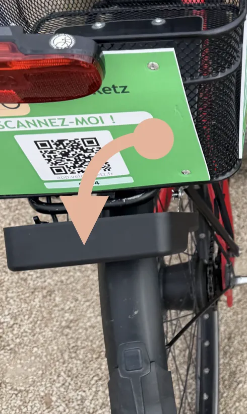 Le cadenas est sur la roue arrière, sous la plaque QR